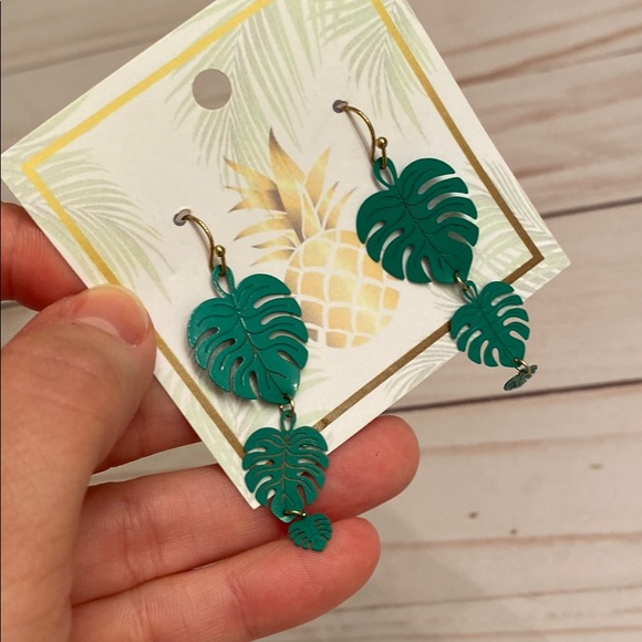 Green hanging leaf earring - Picture 2 of 3